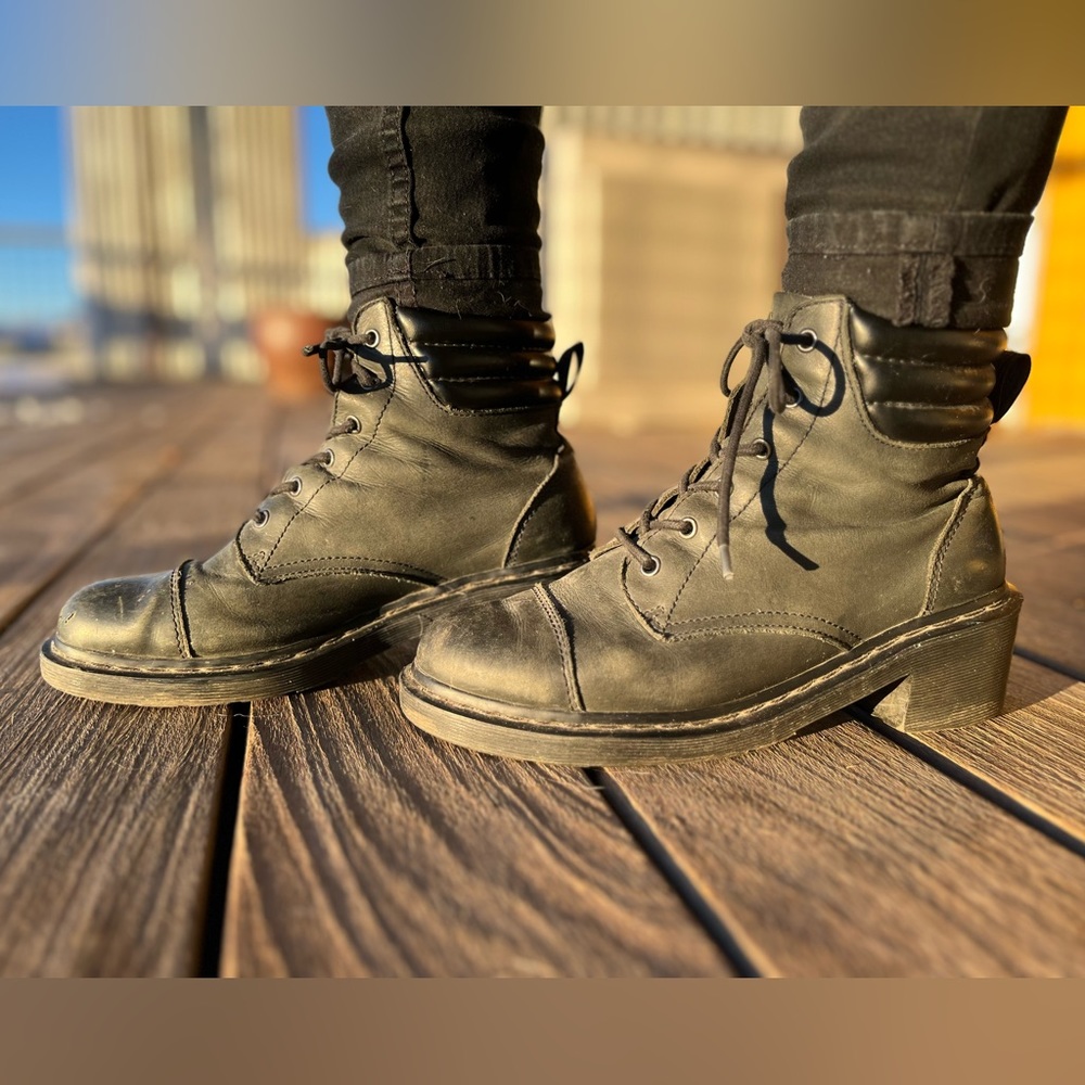 dr martens black heeled boots
